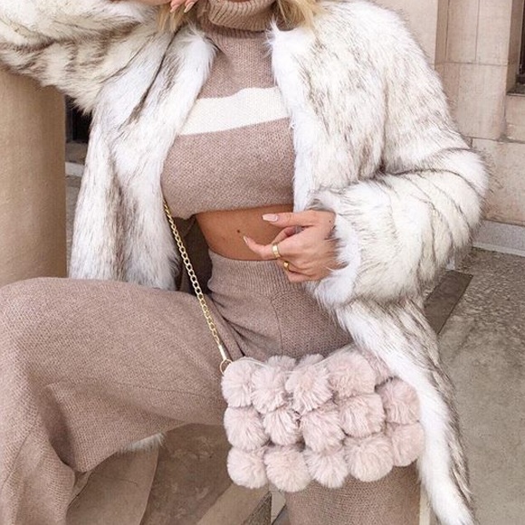 Taupe pom pom fuzzy clutch - Picture 2 of 4